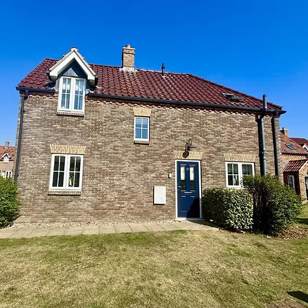 Sunsets And Sandcastles - Part Of The The Bay Village With Pool, Gym And Direct Access, Pub, Restaurant, Tennis And Meadows Walks * Filey