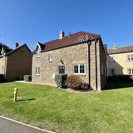 Semesterbostad Sunsets And Sandcastles - Part Of The The Bay Village With Pool, Gym And Direct Access, Pub, Restaurant, Tennis And Meadows Walks